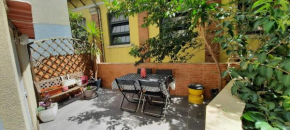 Sunny Terrace Apt, Close to Downtown! 2 Bedroom Flat